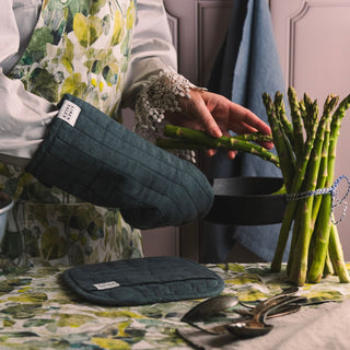 Ofenhandschuh aus Leinen, Forest Green - Linen Tales Ofenhandschuh aus Leinen, Forest Green - Linen Tales