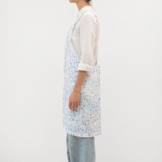 Leinen - Schürze Crossback, White Botanical Blue - Linen Tales Leinen - Schürze Crossback, White Botanical Blue - Linen Tales