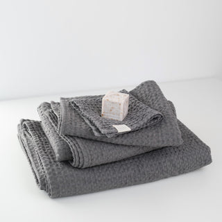 Leinen und Baumwolle aus Waffelpiqué - Badetuch, Dark Grey - Linen Tales Leinen und Baumwolle aus Waffelpiqué - Badetuch, Dark Grey - Linen Tales