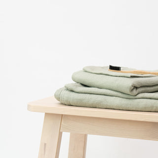 Leinen - Badetuch in feiner Waffel - Struktur, Sage - Linen Tales Leinen - Badetuch in feiner Waffel - Struktur, Sage - Linen Tales