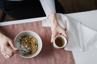 4 MÖGLICHKEITEN, UM IHREN TISCH MIT LEINEN-TISCHSETS ZU DECKEN - Linen Tales 