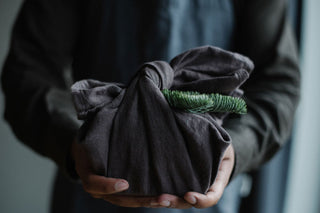 WIEDERVERWENDBARE GESCHENKVERPACKUNGEN MIT LEINEN: DIE KUNST DER NACHHALTIGKEIT - Linen Tales 