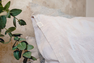 WIE SIE IHR SCHLAFZIMMER MIT KISSEN LEINEN DEKORIEREN - Linen Tales 