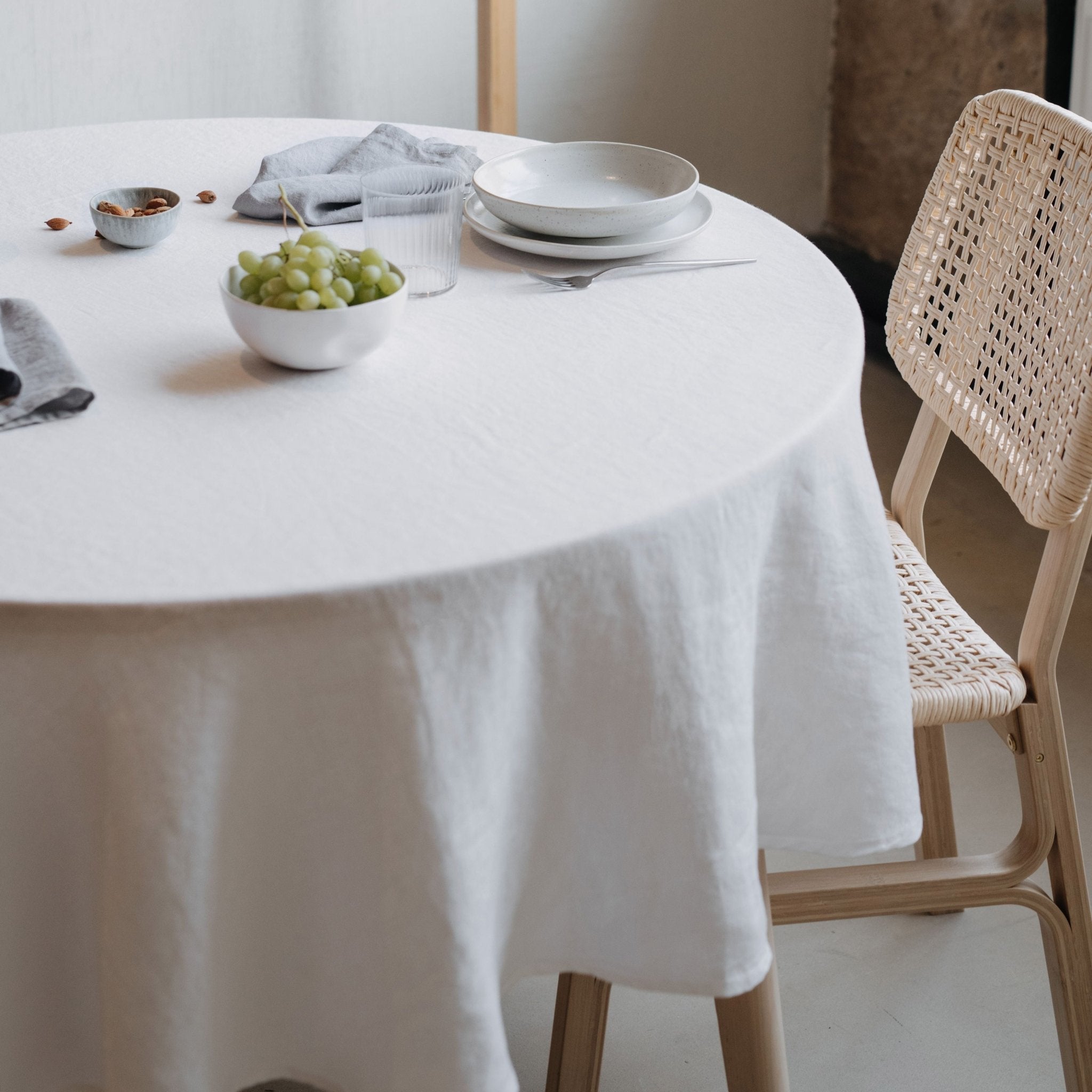 Leichte Leinen-Tischdecke, rund White – Linen Tales