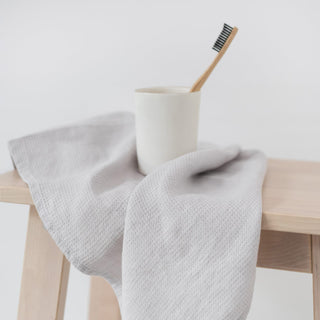 Silver Handtuch in feiner Waffelstruktur mit Zahnbürste 4